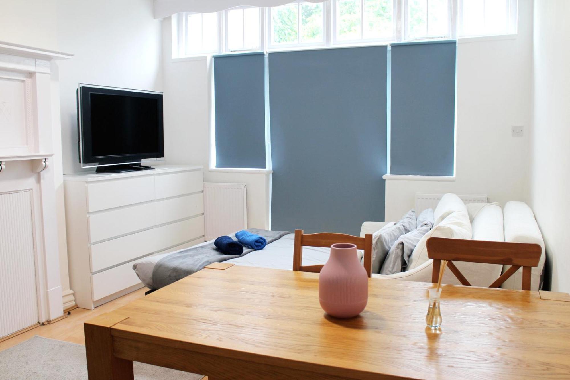 Large Garden Apartment On Golders Green High Road Londres Extérieur photo