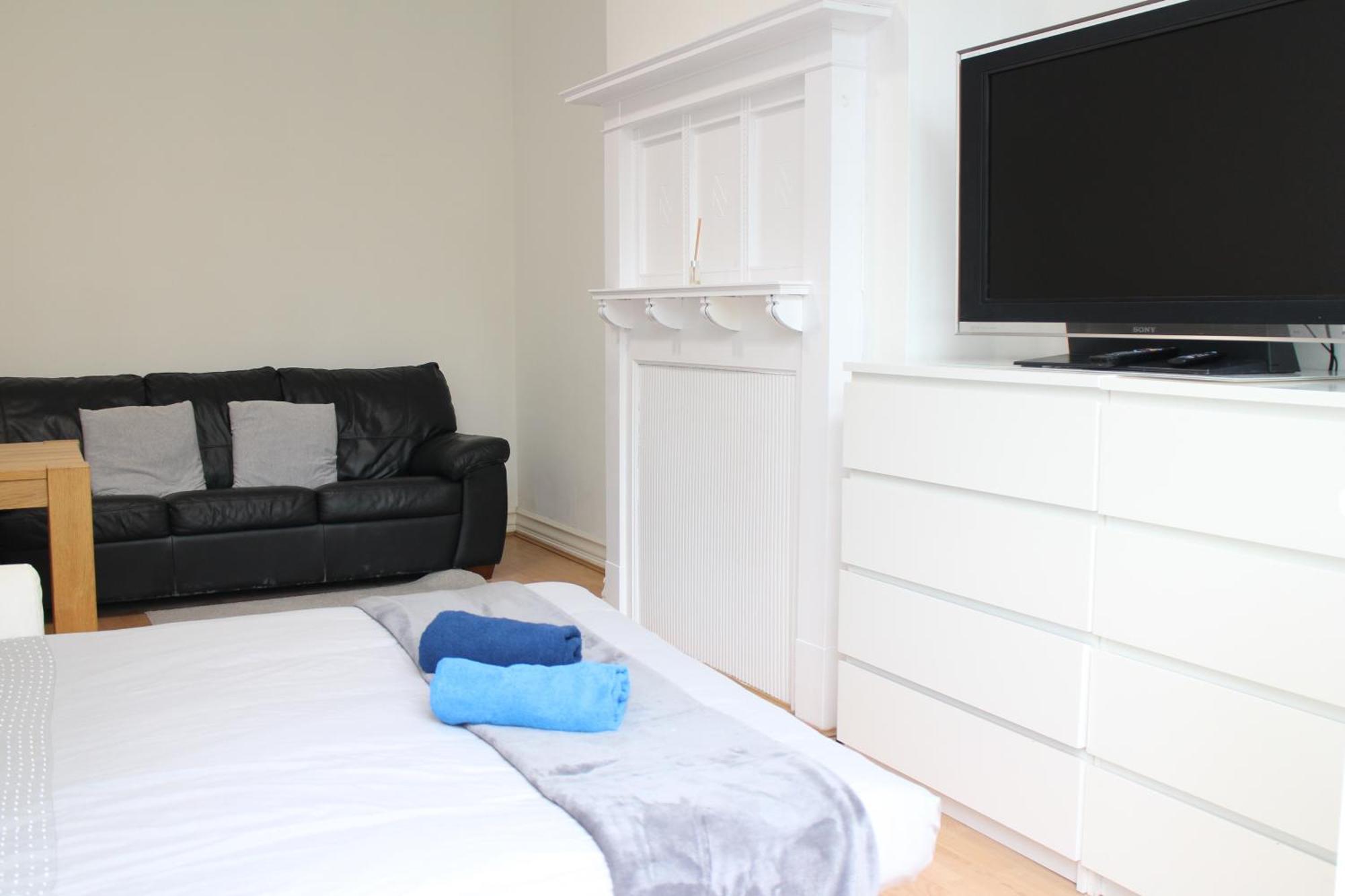 Large Garden Apartment On Golders Green High Road Londres Extérieur photo